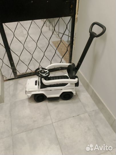 Детская машина каталка с ручкой