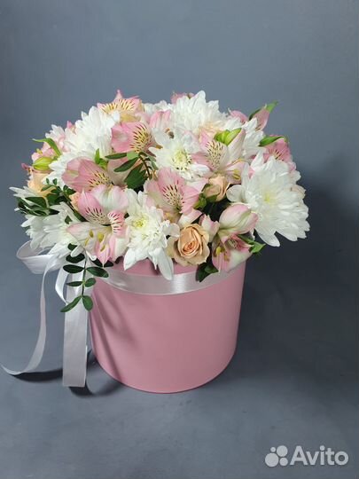 Цветы в коробке в нежно розовых оттенках