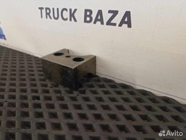 51042020136 Кронштейн вала рокеров