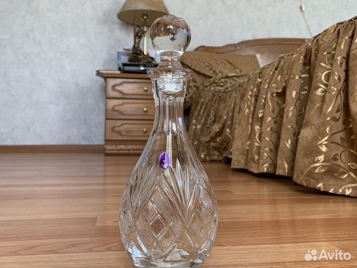 Домашний бар из хрусталя на деревянной подставке