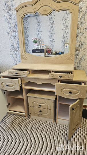 Трюмо с зеркалом