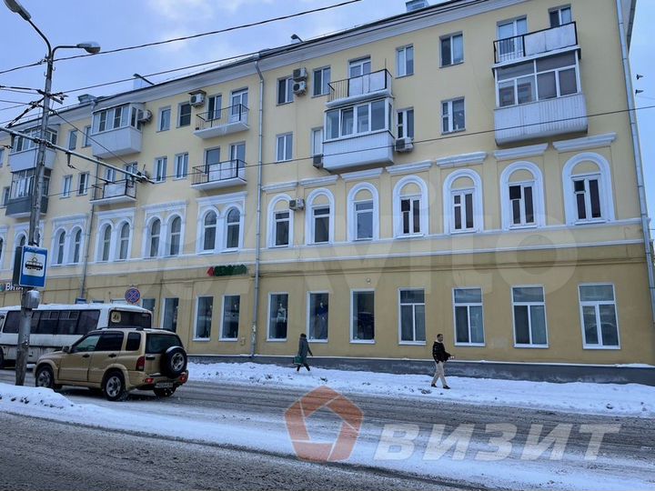 Помещение на оживленном перекрестке у остановки