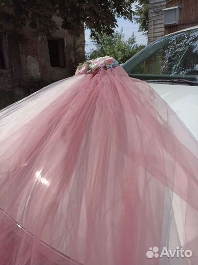 Украшение для автомобиля в розовом цвете