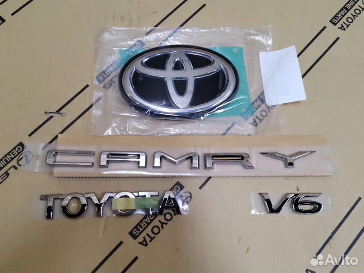 Стеклянная эмблема toyota camry 70