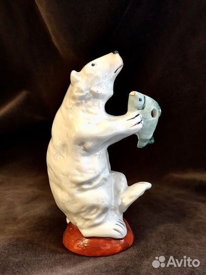 Статуэтка белый медведь с рыбой