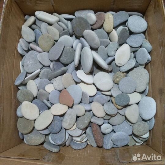 Плоские камни галька с пляжа