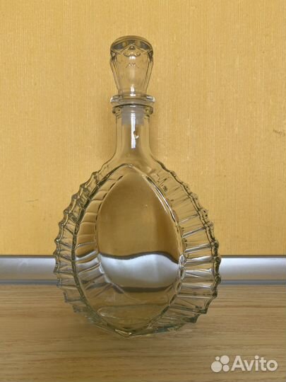 Пустая бутылка с пробкой