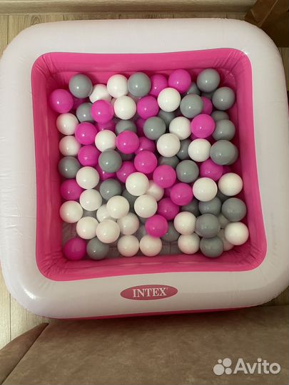 Сухой бассейн с шариками