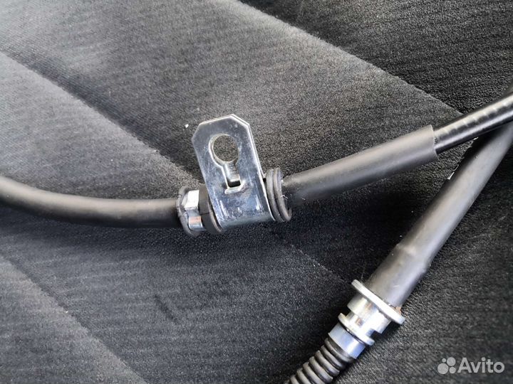 Трос стояночного тормоза на Hyundai Elantra