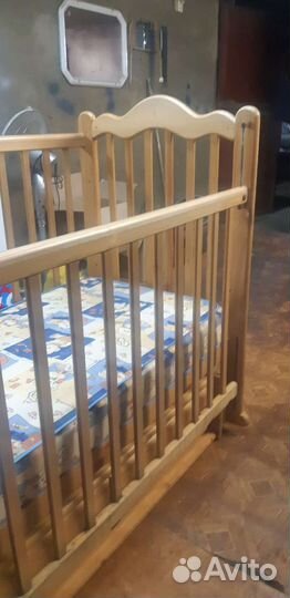 Детская кроватка с маятником и ящиком