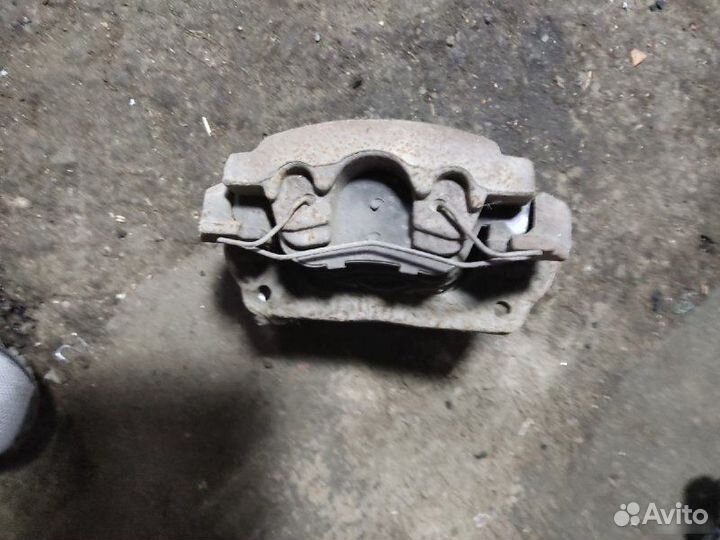 Суппорт тормозной передний левый Renault Megane 3