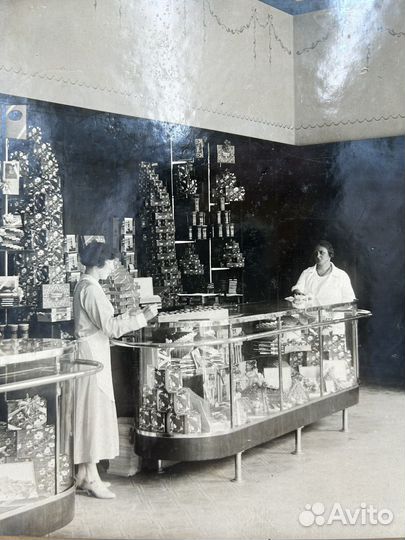 Кондитерский магазин нэп,прилавки с шоколадом