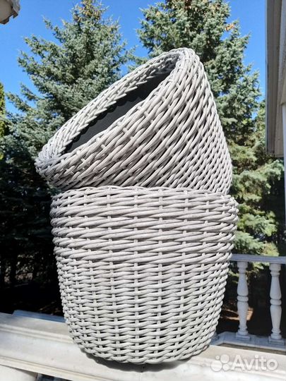 Кашпо из искусственного ротанга