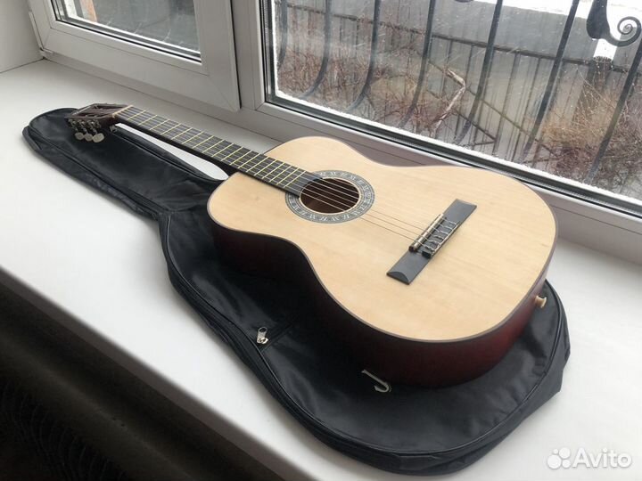 Классическая гитара и чехол