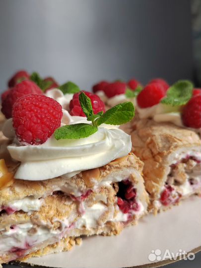 Клубника в шоколаде, меренговый рулет (доставка)