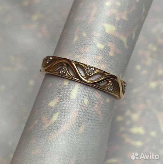 Золотое кольцо с бриллиантом