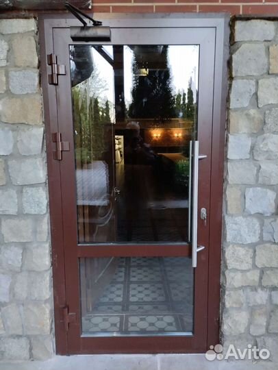 Дверь алюминиевая