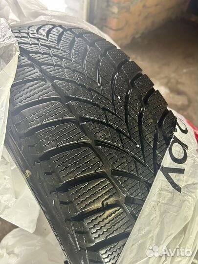 Goodyear UltraGrip Ice 2 215/50 R17 95T