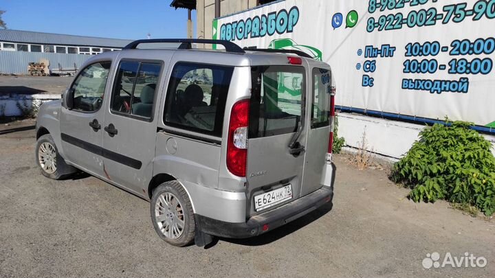 Кронштейн крепления двери левой Fiat Doblo 51794520