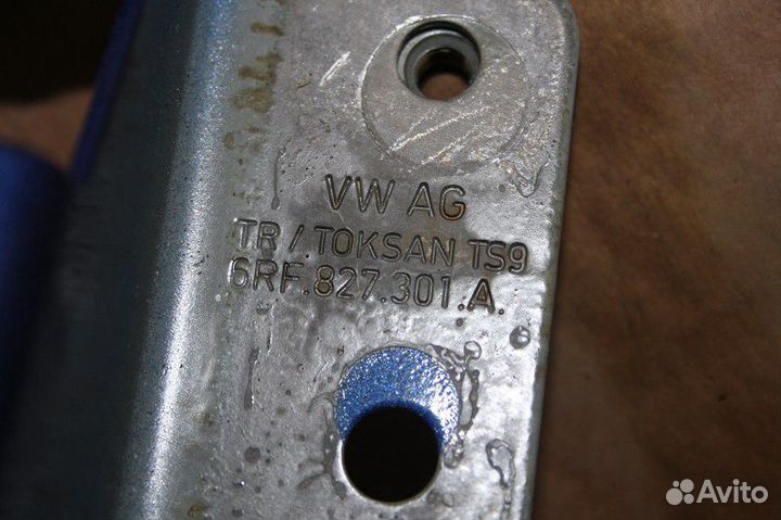 Петля крышки багажника Volkswagen polo (SED) 2011