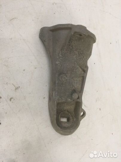 Кронштейн двигателя Audi 100 C3 MC