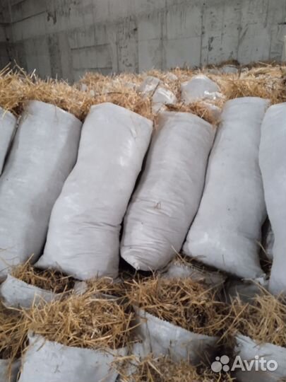 Солома в мешках