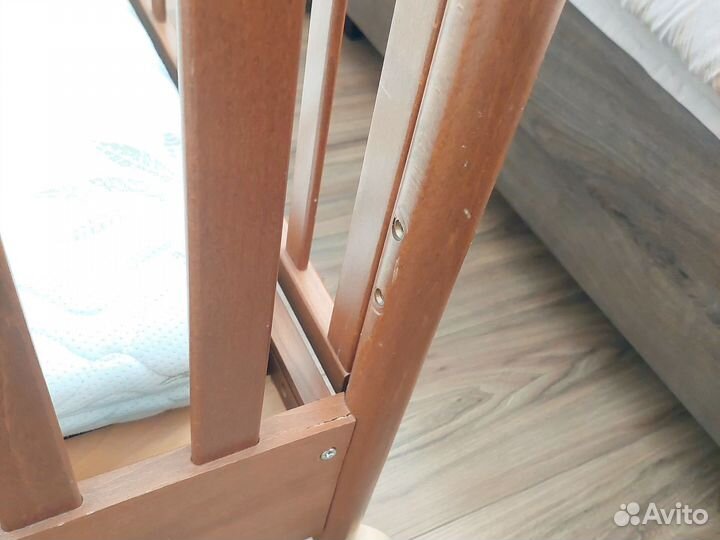 Детская кроватка на колесиках