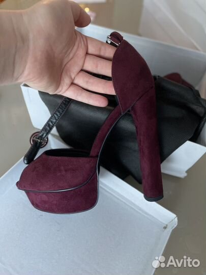 Босоножки на высоком каблуке