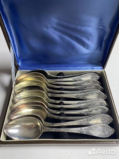 Очень много мельхиоровых столовых приборов