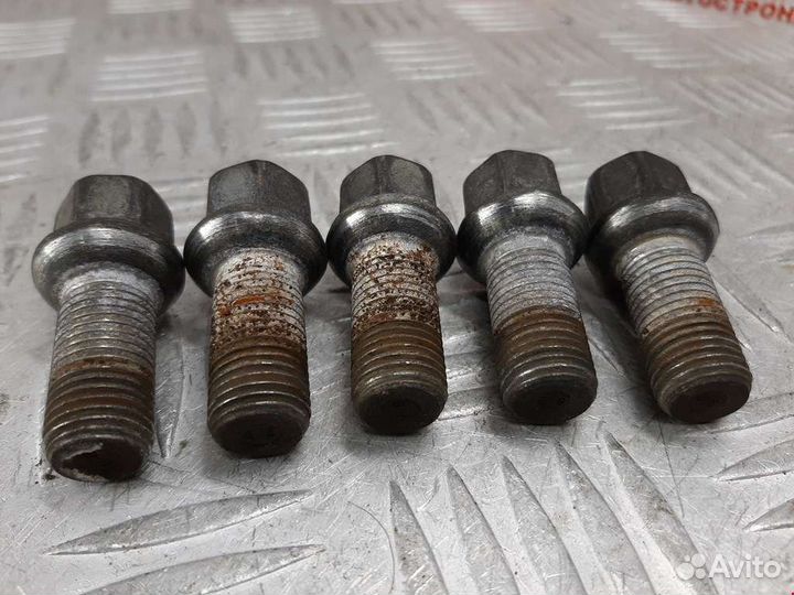 Болт для крепления колес Аudi