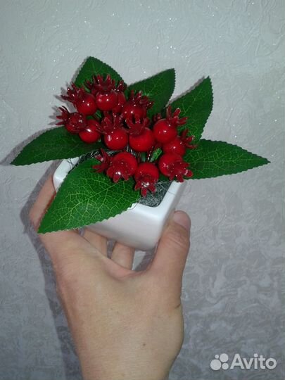 Композиция из искусственных ягод