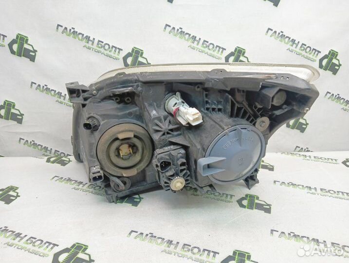 Фара галогеновая передняя правая Toyota Avensis