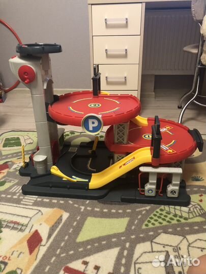 Большой гараж фирмы ELC. Трек