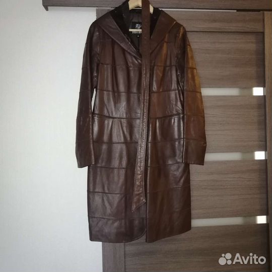 Женский кожаный плащ 48
