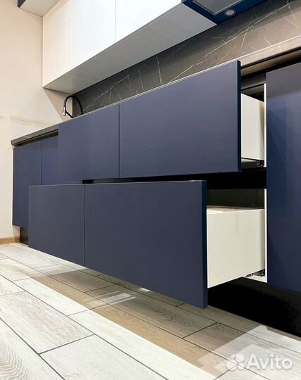 Кухня на заказ под потолок