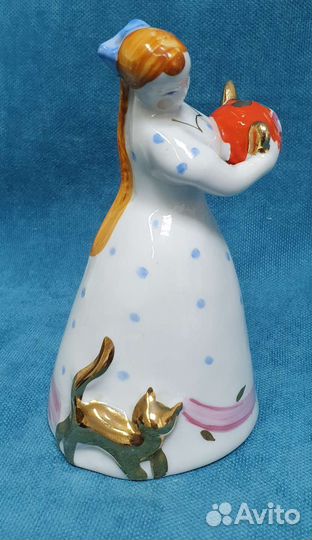 Фарфор Дулево Девушка с чайником и котом 1с
