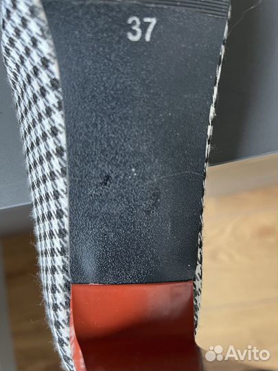 Туфли на невысоком 5 см каблуке 37 размер новве