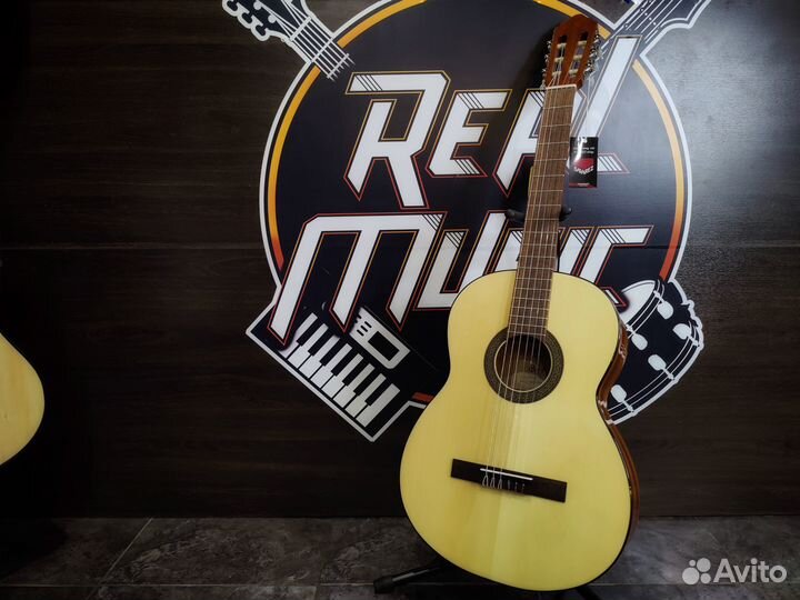 Классическая гитара Cort 4/4 (Индонезия) + Чехол