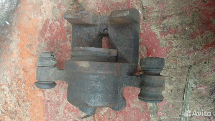 Поворотный кулак и суппорт mazda 626