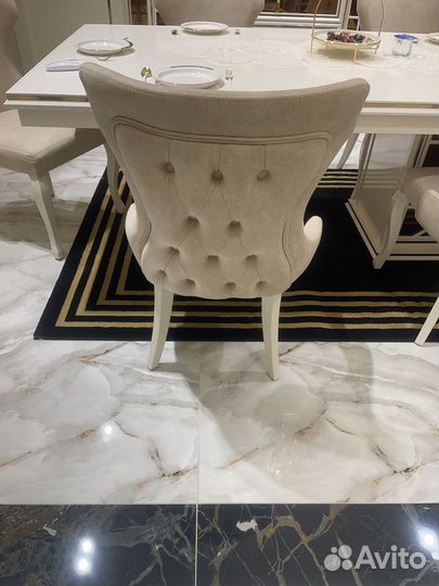 Стол и стулья