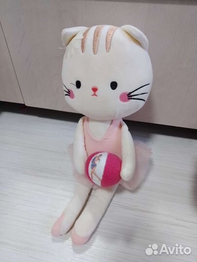 Мягкая игрушка кошечки-гимнастки