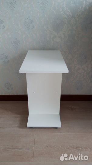 Прикроватный столик на колесиках