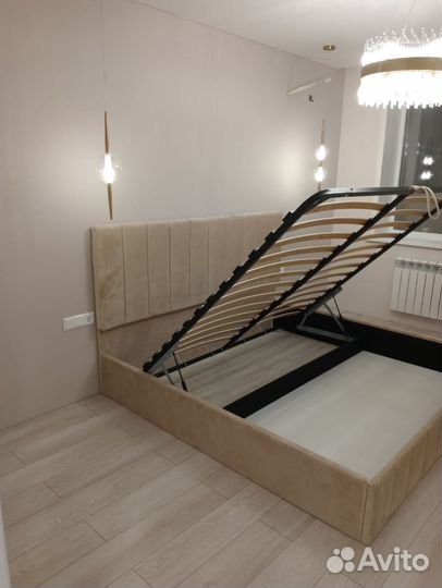 Кровать с подъёмным механизмом и мягкой обивкой