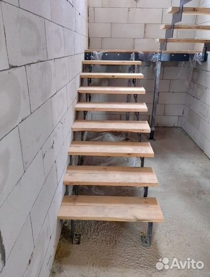 Лестница на металлокаркасе / изготовление лестниц