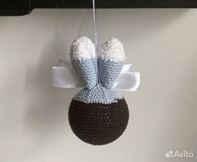 Вязаная игрушка шарик зайка на елку