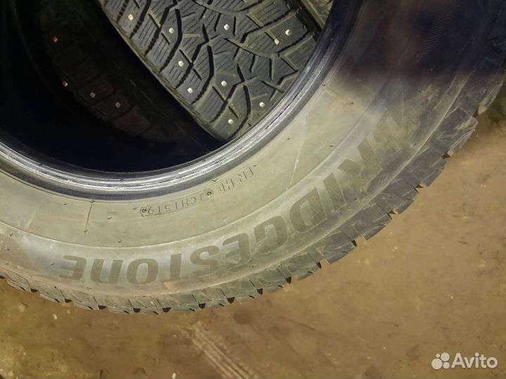 Bridgestone Blizzak Spike-02 215/65 R16