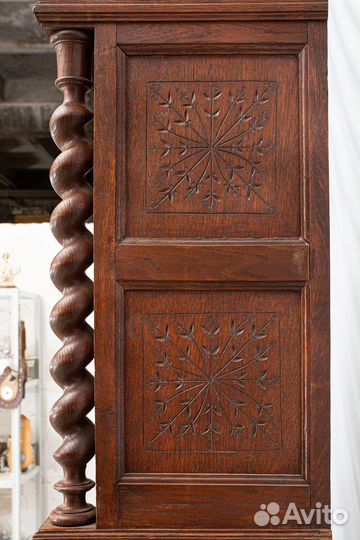 Антикварный буфет в охотничьем стиле