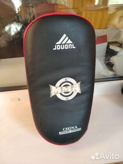 Перчатки и макивара (лапа) для бокса и кикбоксига