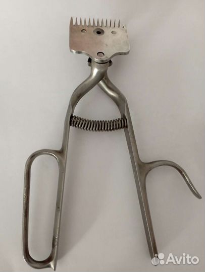 Старинная механическая машинка для стрижки волос