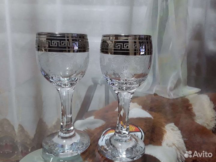 Стойка с рюмками